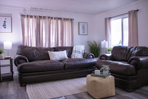 Cozy 2-bedroom mobile home in lovely Encampment with AC, WiFi