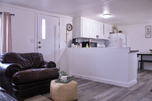 Cozy 2-bedroom mobile home in lovely Encampment with AC, WiFi