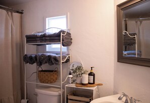 Sèche-cheveux, serviettes fournies, papier toilette