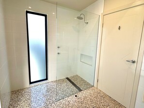 Shower, hair dryer, towels, soap - Karana Beach House - a serene coastal haven just a 2-minute walk from the beach. (Long Beach)