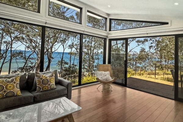 Televisor intel·ligent, reproductor de DVD i taula de tennis de taula