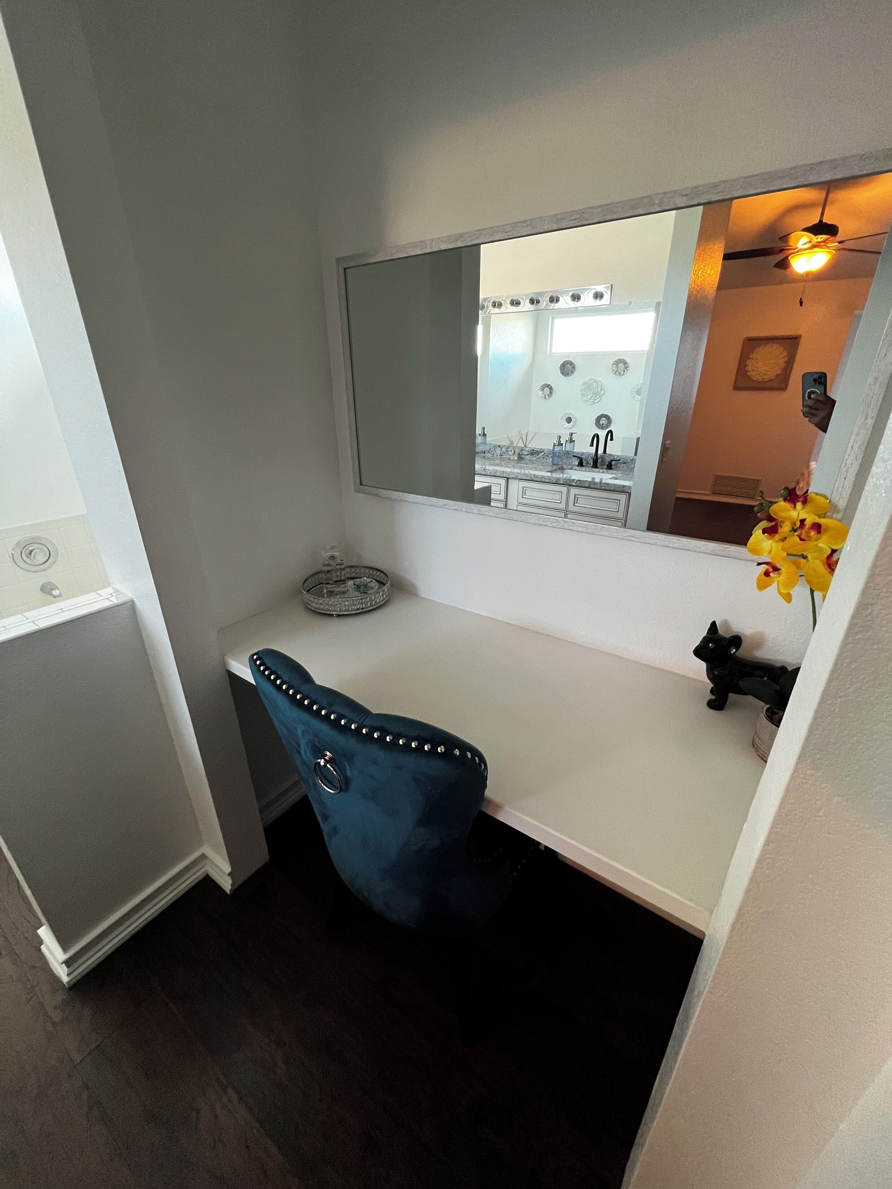Un bagno con un mobile lavabo bianco, uno specchio, un lavandino e un water.