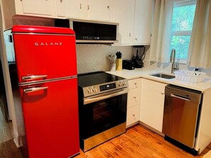 Kühlschrank, Mikrowelle, Ofen, Herdplatte