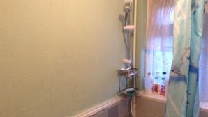A bathroom with a shower, a window with a curtain, and a towel rack. - House - Sleeps 5, Private Garden & Free Parking (London)