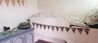 Secluded converted horsebox Retreat in Welcombe