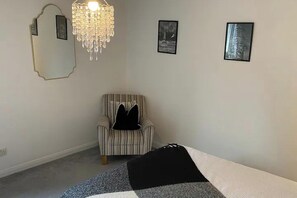 2 habitaciones, tabla de planchar con plancha, wifi y ropa de cama 
