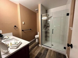Regadera, toallas, jabón, shampoo