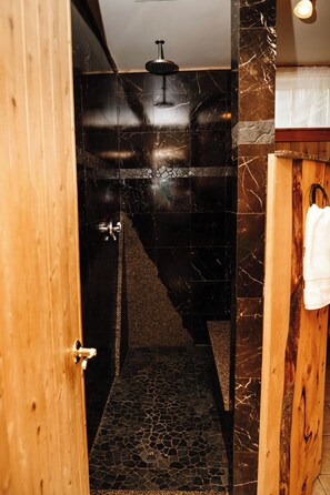 Ducha, secador de pelo, toallas, jabón