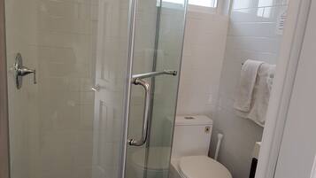 Toallas, jabón, shampoo, papel de baño