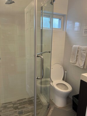 Toallas, jabón, champú y papel higiénico