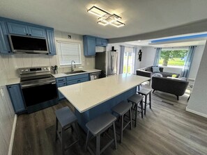 Refrigerador, microondas, horno y parrilla de estufa 