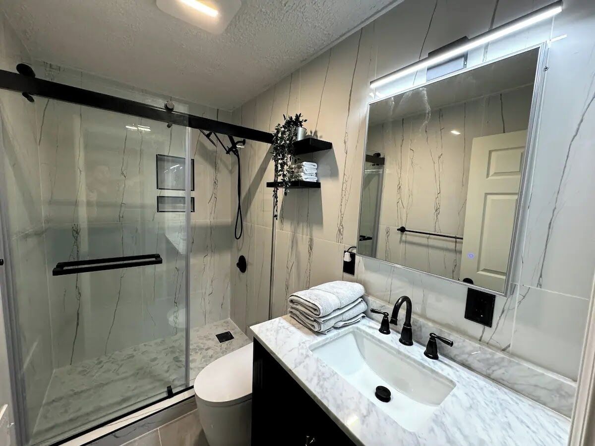 Séchoir à cheveux, bidet, serviettes fournies, savon