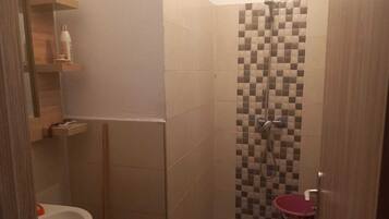 Douche, serviettes fournies