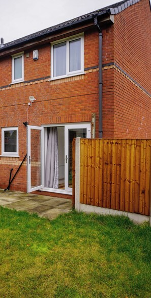 Exterior detail - Biz & Fam Sleeps 7 Wigan w/ Parking, Self-Check-in (Wigan)