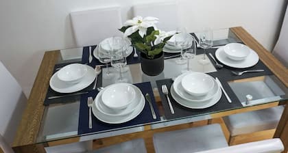 Biz & Fam Sleeps 7 Wigan w/ Parking, Self-Check-in