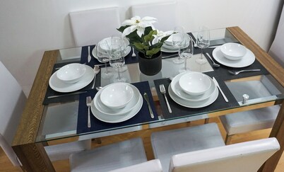 Biz & Fam Sleeps 7 Wigan w/ Parking, Self-Check-in