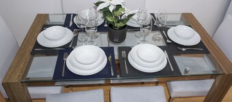 Biz & Fam Sleeps 7 Wigan w/ Parking, Self-Check-in