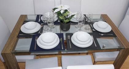Biz & Fam Sleeps 7 Wigan w/ Parking, Self-Check-in