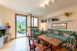 Televisión y chimenea 