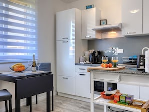 Réfrigérateur, four à micro-ondes, un four, grille-pain
