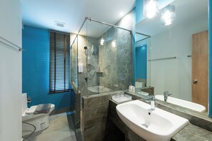 Chambre Deluxe double, non-fumeur, vue sur la ville | Salle de bain | Douche, douche cascade, séchoir à cheveux, pantoufles