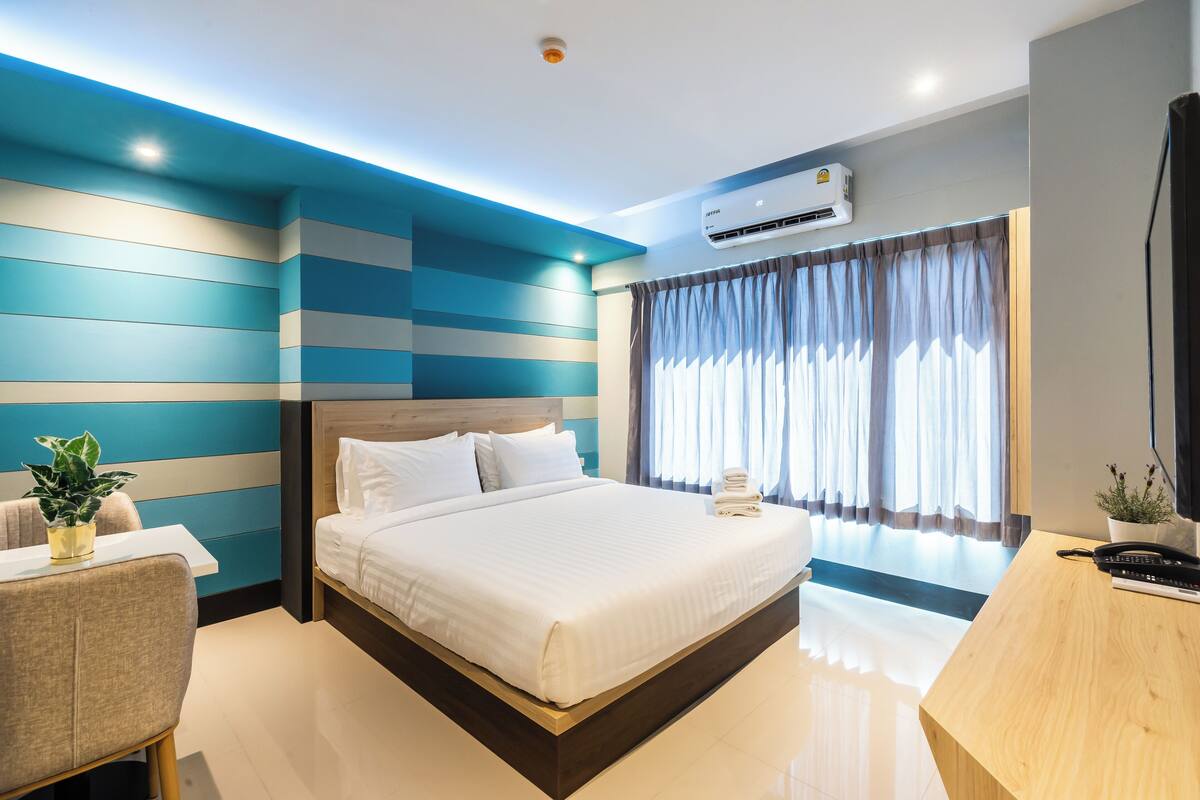 Hypo-allergenic bedding, laptop workspace, iron/ironing board, free WiFi