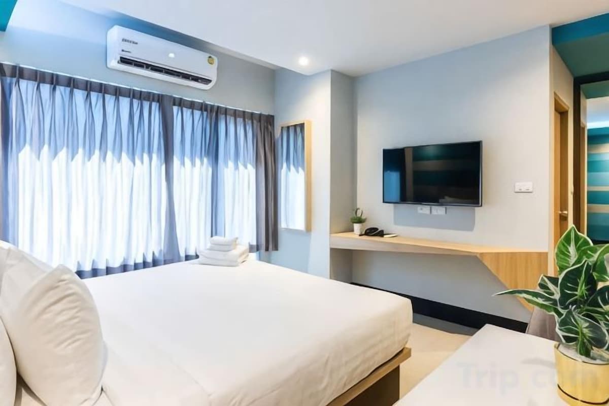 Hypo-allergenic bedding available, laptop workspace