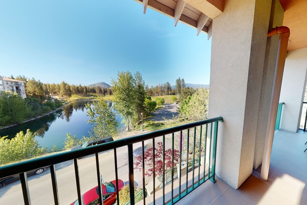 Private Deck Overlooking Els Lake