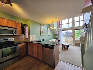Fridge, microwave, oven, stovetop - Comfortable Loft -310 (Kelowna)