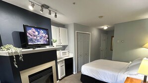 Room - Quiet Studio on Golf Course - 212B (Kelowna)