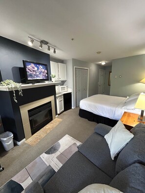 Iron/ironing board, free WiFi, bed sheets - Quiet Studio on Golf Course - 212B (Kelowna)