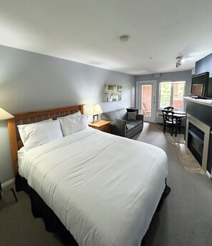 WiFi, bed sheets - Classic Studio With Kitchenette - 212B (Kelowna)