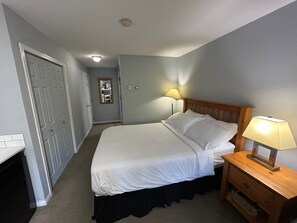 Iron/ironing board, WiFi (free), bed sheets - Quiet Studio on Golf Course - 212B (Kelowna)