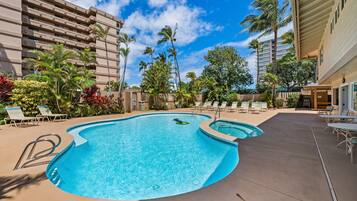 Een buitenzwembad, een verwarmd zwembad