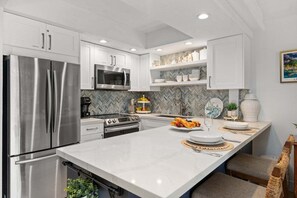 Fridge, microwave, oven, stovetop - PK J106 Remodeled Condo w Ocean Views Pool AC (Lahaina)