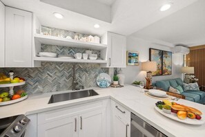 Fridge, microwave, oven, stovetop - PK J106 Remodeled Condo w Ocean Views Pool AC (Lahaina)