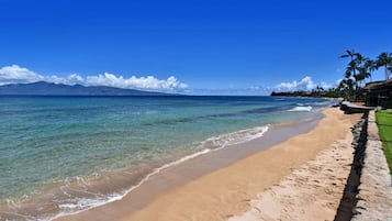 Beach nearby, sun loungers, beach towels