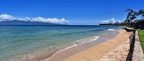 Tæt på stranden, liggestole, badehåndklæder