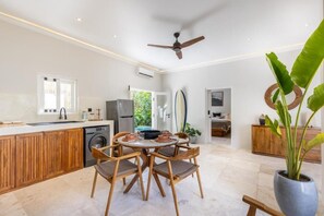 Villa Deluxe, 2 camere da letto, piscina privata, vista giardino | Area soggiorno | Smart TV 42 pollici con canali via cavo
