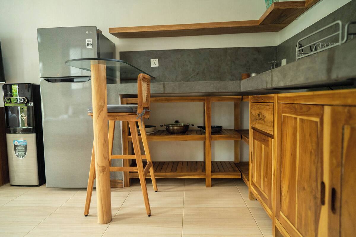 Superior tweepersoonskamer, 1 kingsize bed, uitzicht op park | Privékeuken | Een koelkast, een kookplaat, een bakplaat, kookgerei, borden en bestek