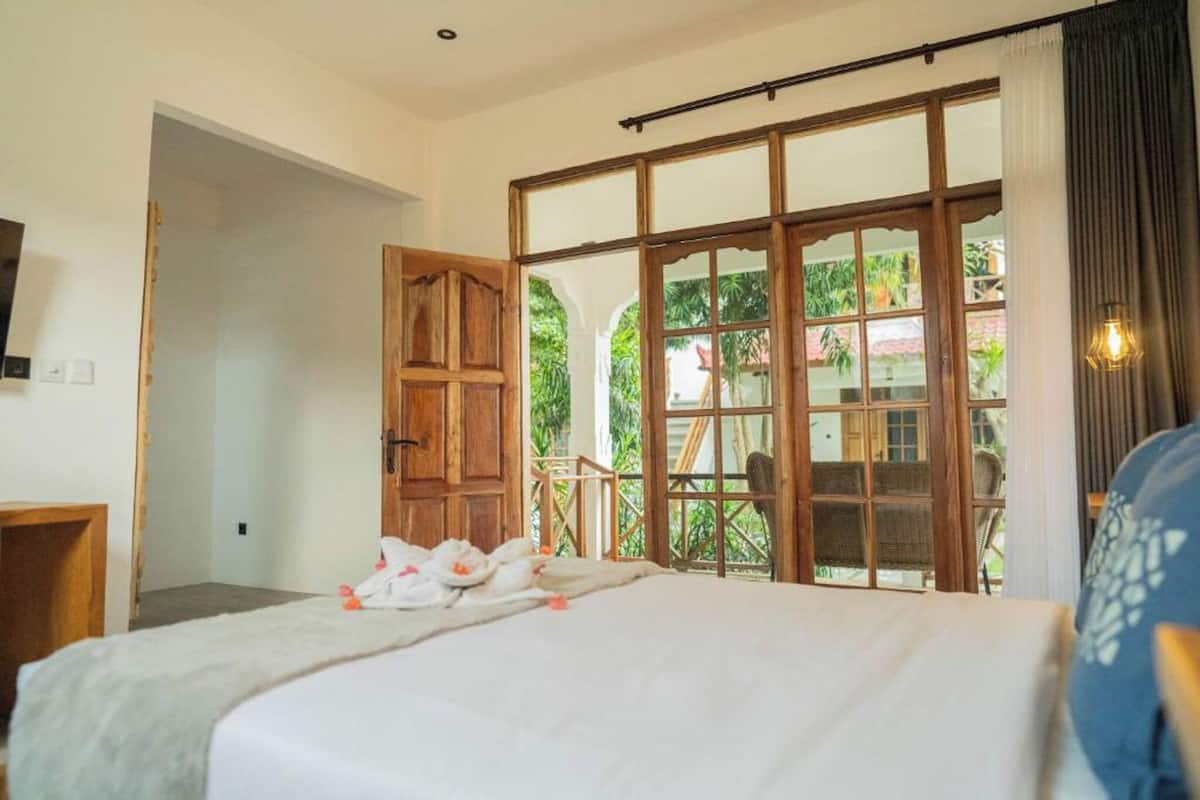 Select Comfort beds, desk, laptop workspace, WiFi (free)