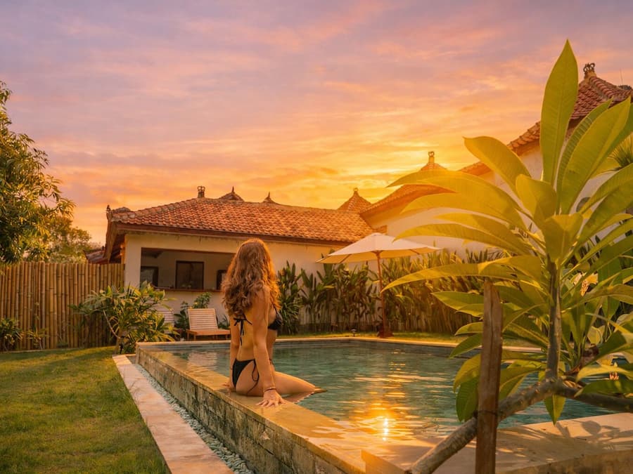 Una piscina al aire libre