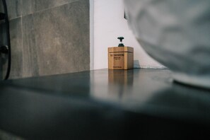 Quarto casal superior, vista para o jardim | Comodidades do banheiro | Chuveiro, produtos de toalete grátis, toalhas de banho, sabonete