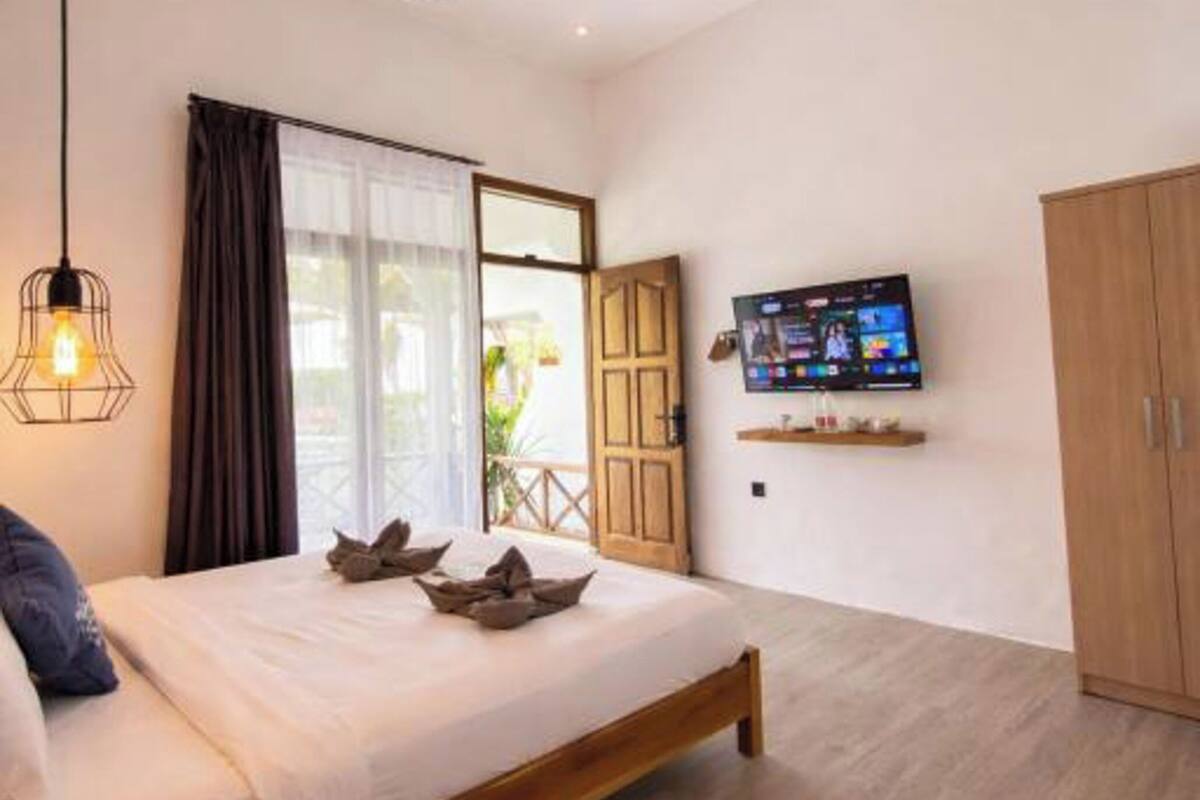 Select Comfort beds, desk, laptop workspace, WiFi (free)