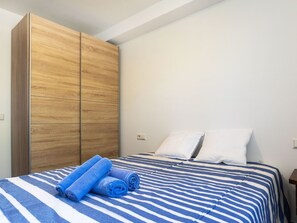 2 bedrooms, desk, Internet