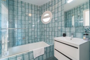 Een douche, handdoeken