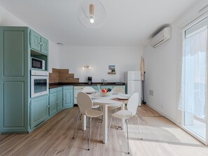 Fridge, microwave, oven, dishwasher - Pine's Mansion by Interhome (Le Barcarès)