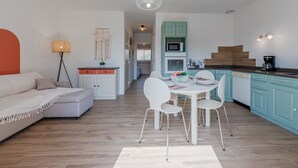 A modern apartment with a dining area, kitchen, and a cozy living space. - Pine's Mansion by Interhome (Le Barcarès)