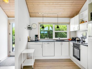 Fridge, microwave, oven, dishwasher - "Lissi" - 3.5km from the sea by Interhome (Brovst)
