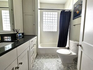Towels, soap, shampoo, toilet paper